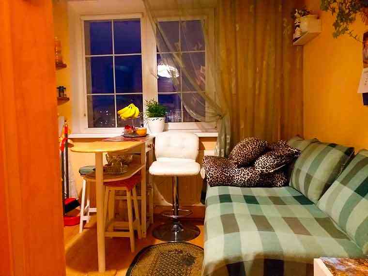 В однокомнатной квартире проживает женщина и сдается место для жилья в маленькой кухни с общим туалетом и ванной комнатой. Сдаёт маклер. - Услуга 100 Евро Коммунальные платежи входят в аренду