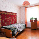 Жилая площадь 68.7m2.Второй этаж. Есть Балкон. Квартира состоит из: прихожей, гостиной, кухни, ванной / туалета, балкона. В квартире сделан косметический ремонт. Комнаты все раздельные.