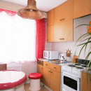 Жилая площадь 68.7m2.Второй этаж. Есть Балкон. Квартира состоит из: прихожей, гостиной, кухни, ванной / туалета, балкона. В квартире сделан косметический ремонт. Комнаты все раздельные.