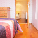 вход в спальную комнату через ванную комнату, с/у совмещённый с ванной ( джакузи). вход в спальную комнату через ванную комнату, с/у совмещённый с ванной ( джакузи).