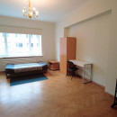 Сдается комната с высоким потолком, 20 м2, в центре города, в пятикомнатной квартире