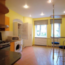 в центре города, в пятикомнатной квартире